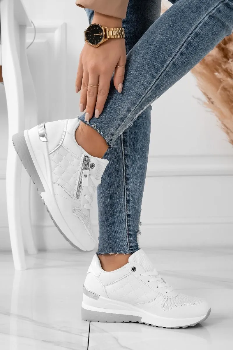 Sneakers bianche con inserti trapuntati e zeppa