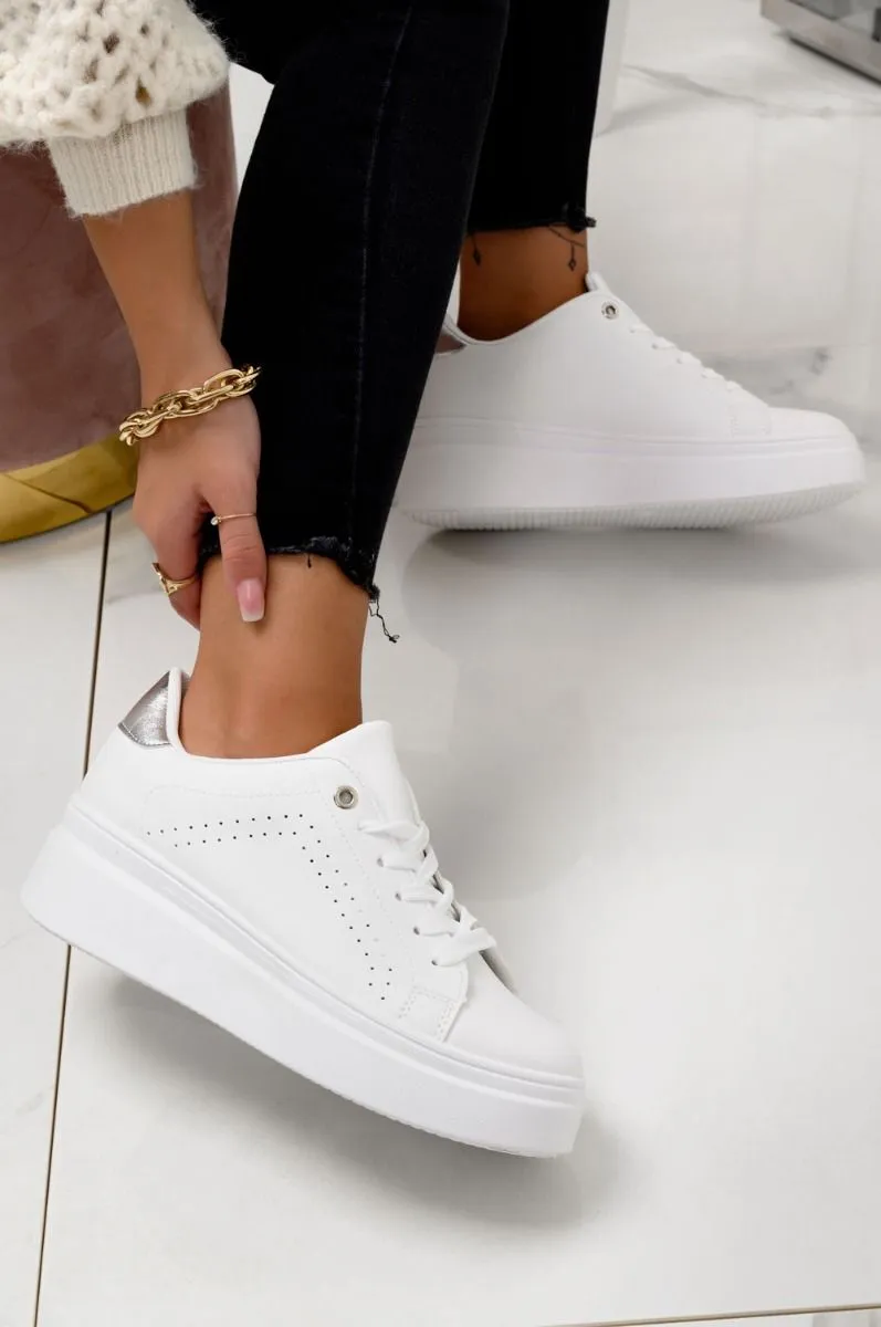 Sneakers bianche con suola spessa e retro in argento metallizzato
