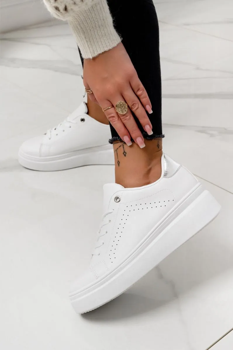 Sneakers bianche con suola spessa e retro in argento metallizzato
