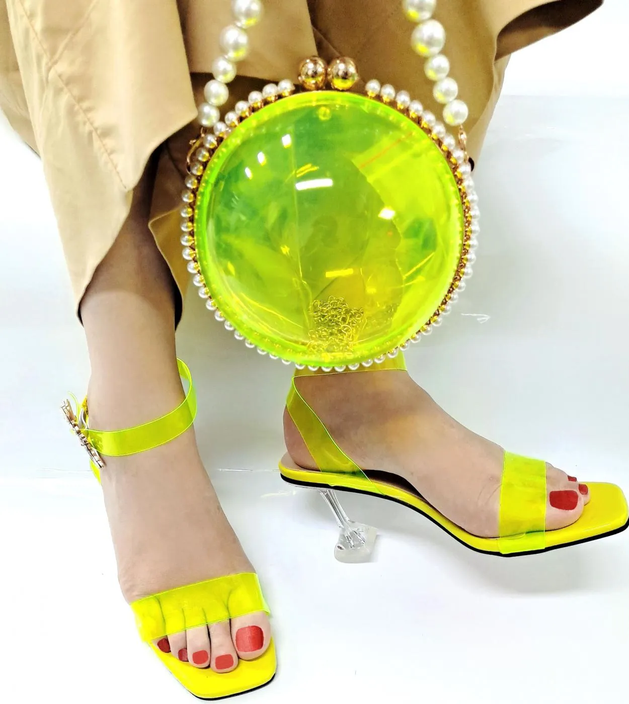 Ultime scarpe da donna africane decorate con strass Scarpe da sposa Scarpe da donna alla moda Borsa decorata con perle trasparen